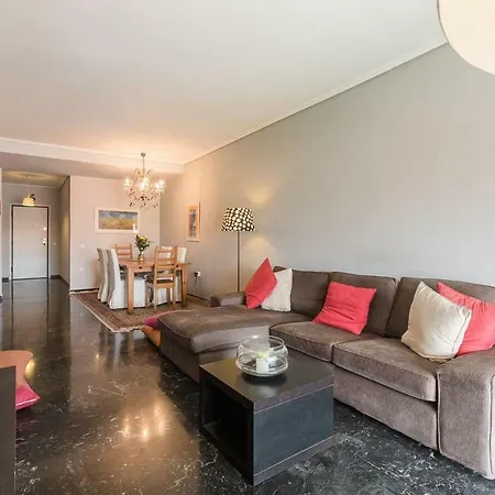 Spacious & Modern Flat In Heart Of *