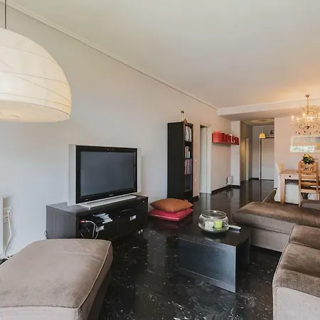 Spacious & Modern Flat In Heart Of Apartment